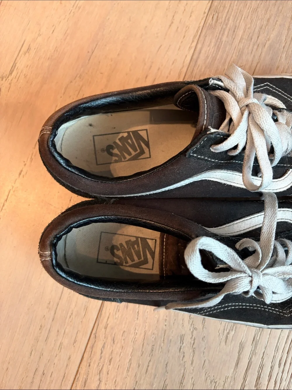 Vans men’s old Skool Black and White Low-Top Skate Sneakers